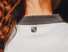 虎扑平台-复古与潮流融合！美因茨05新客场球衣发布，或成日常穿搭新寵(chǒng)