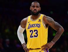 虎扑网址-詹姆(mǔ)斯即将复出！里夫斯和东契奇都在期待(dài)！