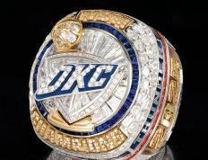 虎扑网址-俄克拉荷马城雷霆队NBA总冠军戒指亮相