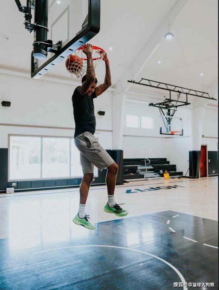 hupu虎扑-挥汗如雨！火箭队小史密斯训练照曝光！肌肉线条明显，他也变壮了