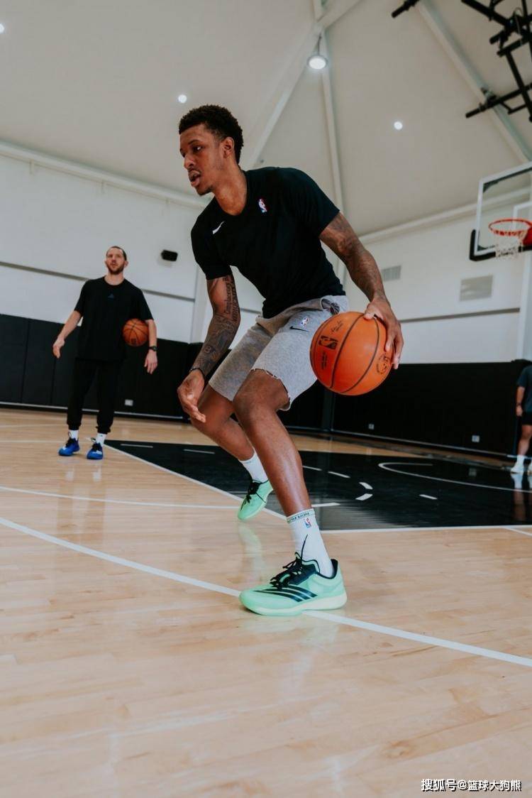 hupu虎扑-挥汗如雨！火箭队小史密斯训练照曝光！肌肉线条明显，他也变壮了