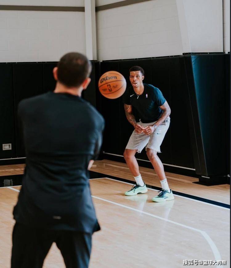 hupu虎扑-挥汗如雨！火箭队小史密斯训练照曝光！肌肉线条明显，他也变壮了