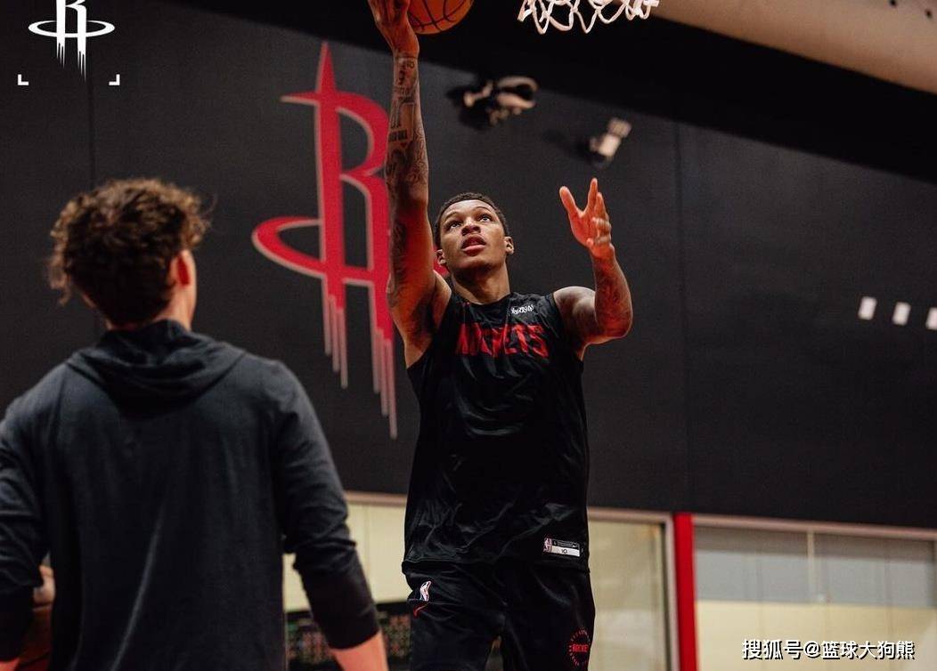 hupu虎扑-挥汗如雨！火箭队小史密斯训练照曝光！肌肉线条明显，他也变壮了