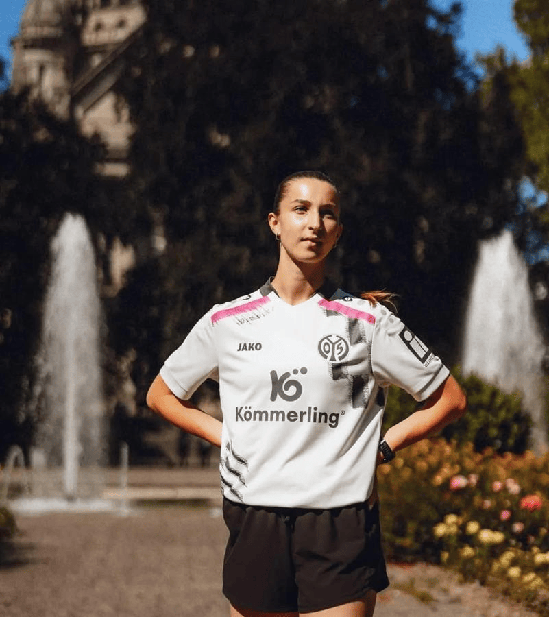 虎扑平台-复古与潮流融合！美因茨05新客场球衣发布，或成日常穿搭新寵(chǒng)