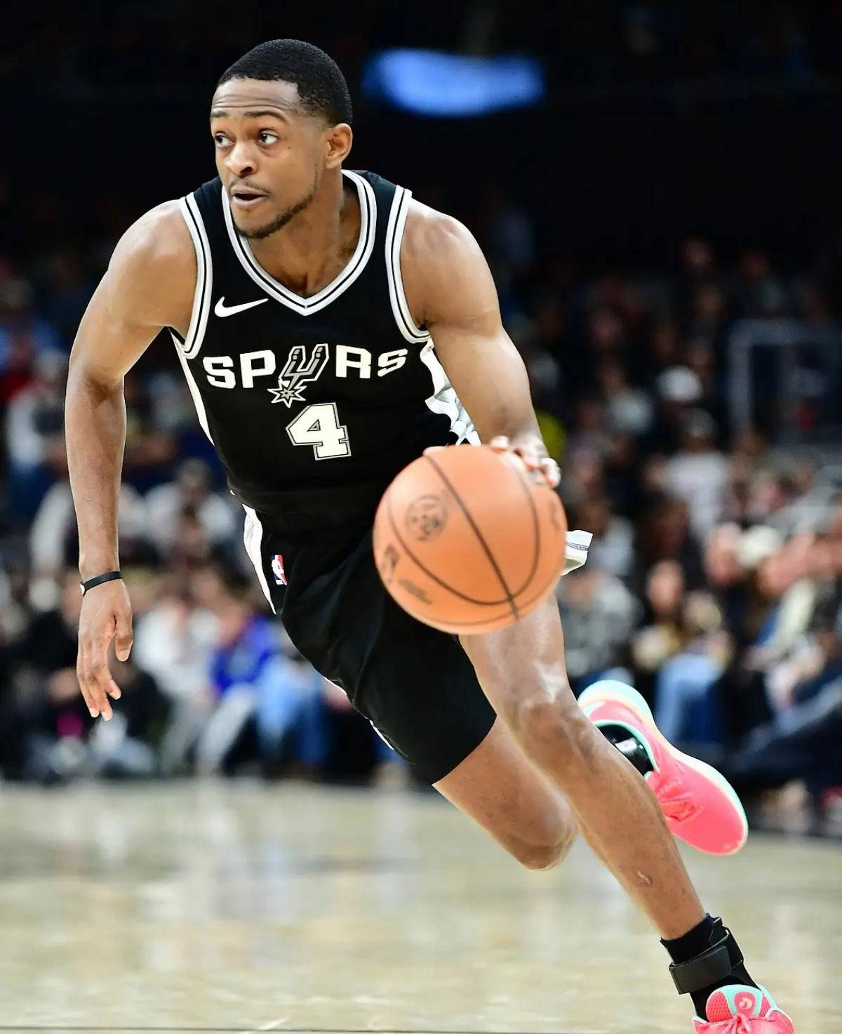 虎扑首页-圣安东尼奥马刺续约达龙福克斯，获得嘉奖229亿美元合同资格