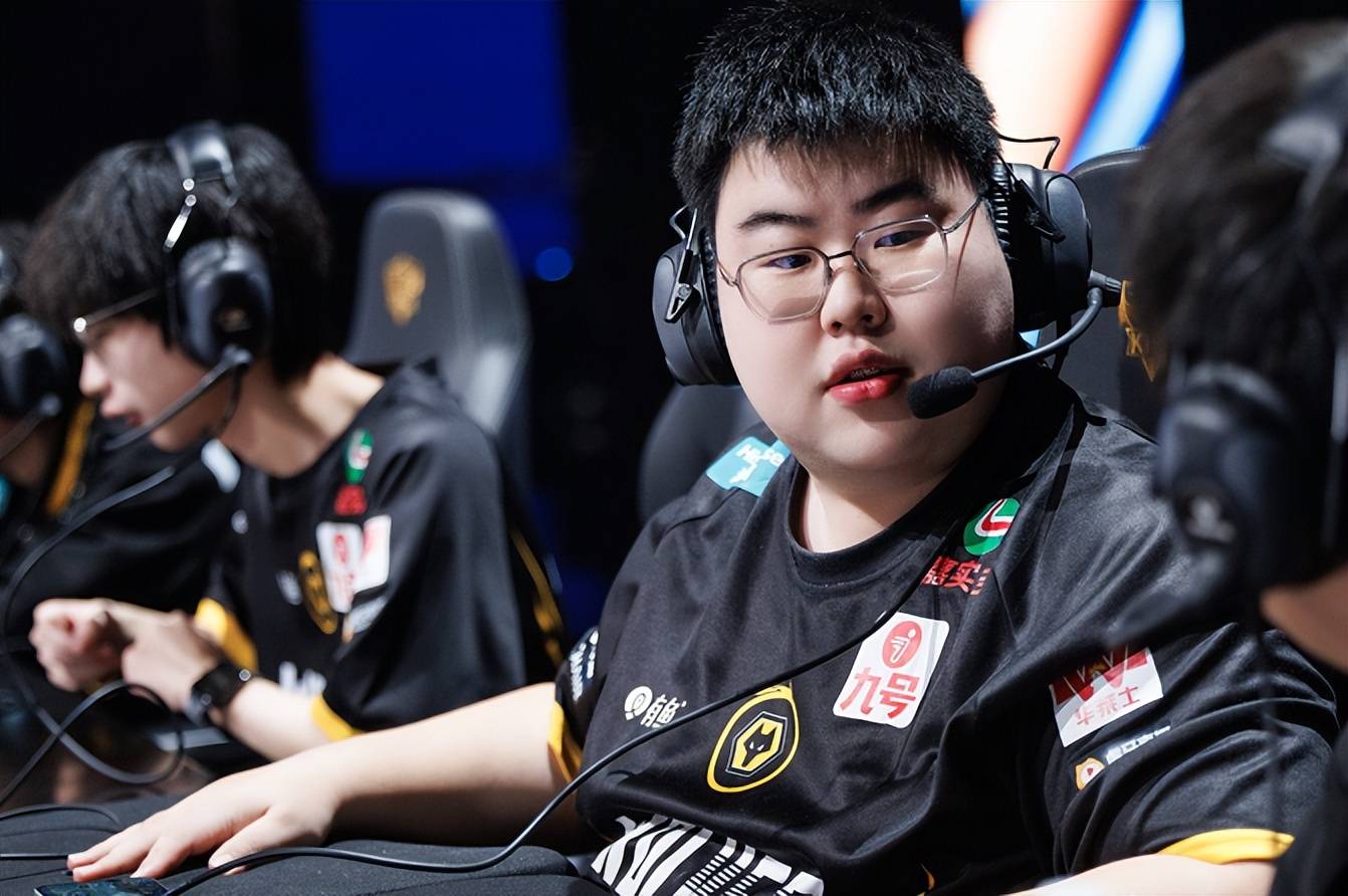 虎扑首页-AG超玩会夺冠有望，狼队弱点被找到，网友支招：二草抓道崽