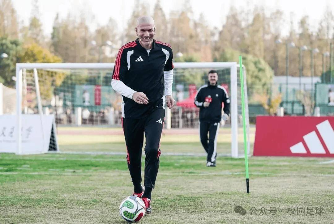 虎扑平台-齐达内寄语中国校(xiào)園(yuán)足球！